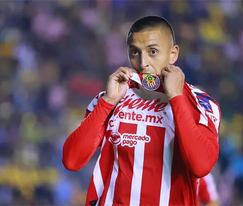 Lesión de Alvarado pone en duda su juego ante Tigres: ¿quién lo suplirá? (Photo by Hector Vivas/Getty Images) Lesión de Alvarado pone en duda su juego ante Tigres: ¿quién lo suplirá? (Photo by Hector Vivas/Getty Images)