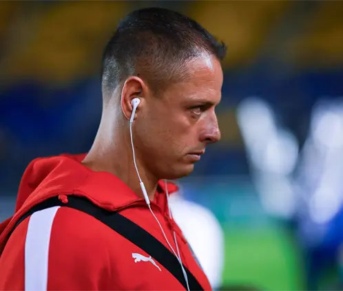 Mientras Chicharito se busca redimir, en Chivas sus días estarían contados (Getty Images)