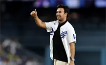 Checo Pérez lanza la primera bola en Dodgers vs Phillies