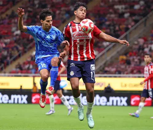 Chivas y Tigres se miden en la cancha del Akron