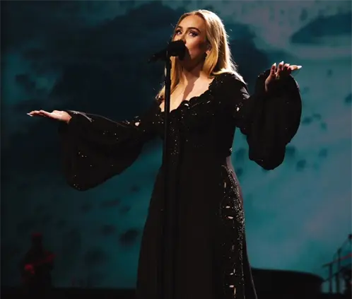 La NFL habría comenzado a negociar con Adele para que cante en el show de mediotiempo del SuperBowl LX. @Adele