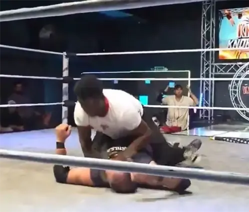 El peleador de MMA Raja Jackson fue arrestado por casi matar a golpes al luchador Syko Stu en una función de Knoxx Pro. @TIMWrestling El peleador de MMA Raja Jackson fue arrestado por casi matar a golpes al luchador Syko Stu en una función de Knoxx Pro. @TIMWrestling