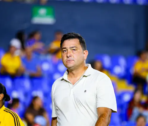 Pedro Martínez acusó al árbitro Figo López de costarle el triunfo a Tigres Femenil por presión del cuerpo técnico del Juárez. Nora Guerrero