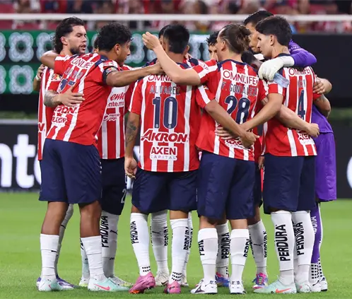 Chivas sufre siete bajas importantes ante Toluca   (Photo by Simon Barber/Getty Images)