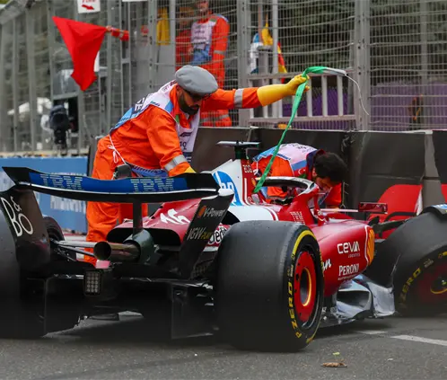 El Ferrari de Charles Leclerc fue uno de los seis accidentes que se vieron en la clasificación del GP de Azerbaiyán. Getty Images