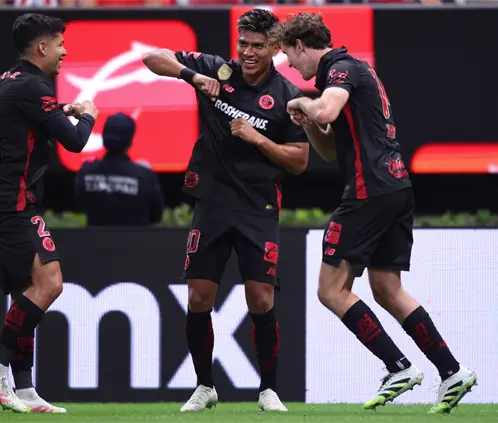 Toluca golea a Chivas con todo el peso de Alexis Vega (Photo by Simon Barber/Getty Images)