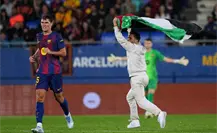 Un espontáneo se roba reflectores en el Barcelona vs Getafe
