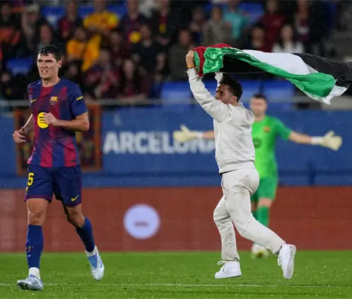 Un aficionado bajó a la cancha provisional del Barcelona, con una bandera de Palestina (Getty images)