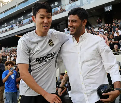 Carlos Vela conoció al heredero del dorsal 10, Son Heung-min. (Getty images) Carlos Vela conoció al heredero del dorsal 10, Son Heung-min. (Getty images)