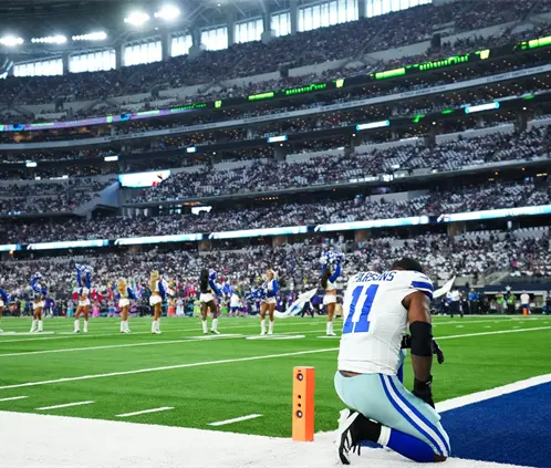 Jerry Jones descarta homenaje a Micah Parsons en su regreso (Photo by Sam Hodde/Getty Images)