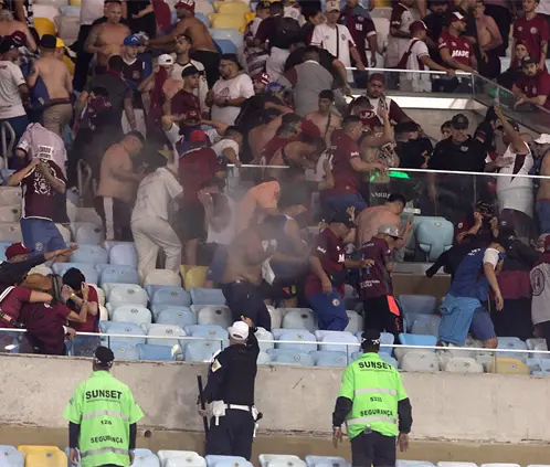Los aficionados de Lanús chocaron con la policía en las gradas del Estadio Maracaná (Getty Images)