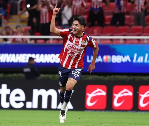 Samir Inda conmueve con gesto a su mamá tras debutar con Chivas (Photo by Simon Barber/Getty Images)