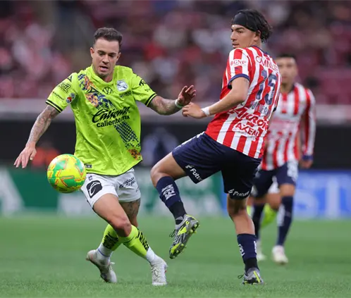 Puebla recibirá a unas enrachadas Chivas. Getty Images