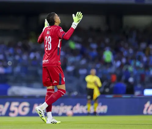 Afición de Cruz Azul molesta con Kevin Mier tras conceder un golazo   (Photo by Agustin Cuevas/Getty Images)