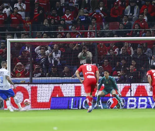 VIDEO | Sergio Ramos tiene increíble falla en el partido entre Toluca y Monterrey (Photo by Agustin Cuevas/Getty Images)