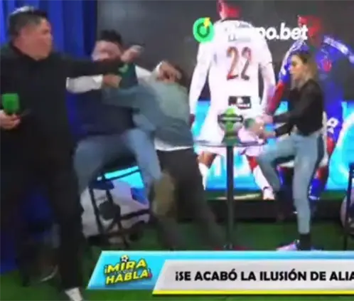 El comentarista deportivo Chevaristo terminó agrediendo físicamente a su colega Silvio Valencia en la TV peruana. @BaresiStudios