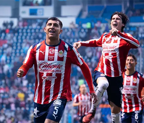 Bryan González marca el gol del torneo con una tijera especatular (Chivas_EN X)