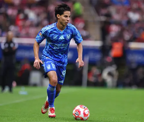 Diego Lainez mostró el respaldo del plantel de Tigres a Guido Pizarro. Getty Images
