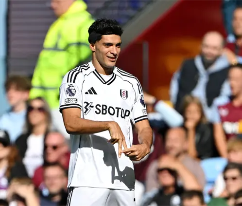 Raúl Jiménez salió lesionado solo ocho minutos después de meter su primer gol de la temporada con el Fulham. Getty Images