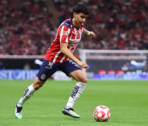 Richard Ledezma lidera el resurgir de Chivas en el Apertura 2025  (Photo by Simon Barber/Getty Images)