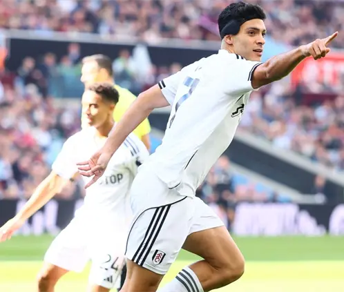 Raúl Jiménez llegó a 60 goles en la Premier League con su tanto al Aston Villa. @FulhamFC