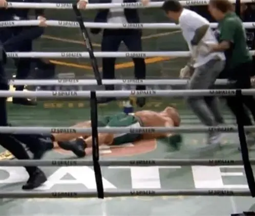 Wanderlei Silva terminó seriamente lastimado tras ser atacado por un espontaneo en su debut como boxeador. @globosporte