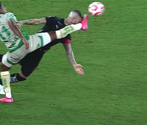 Sergio Ramos sufrió una dura patada en la cabeza en los minutos finales del Monterrey vs. Santos Laguna. @TUDN