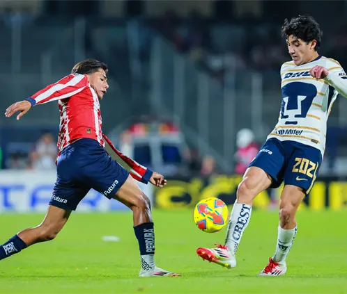 Pumas y Chivas llegarán necesitados de puntos a su duelo. Getty Images