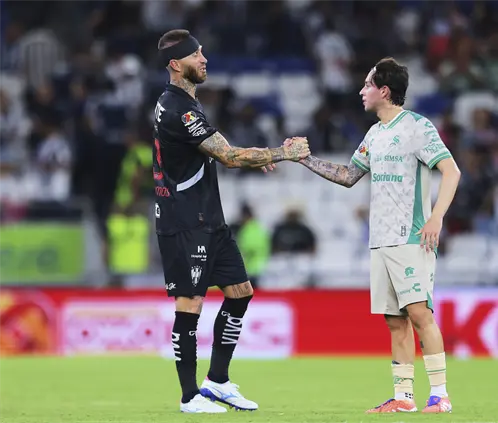 Sergio Ramos reveló en redes sociales la gravedad del golpe en la cara que sufrió ante Santos Laguna. Ricardo Rodríguez