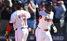 Cleveland se impone a Detroit y obliga al Juego 3 en su Serie de Comodines