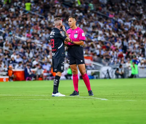 Luis Enrique Santander no fue llamado para ningún juego de la fecha 12 tras anularle dos goles a Sergio Ramos en el Rayados vs. Santos. Ricardo Rodríguez