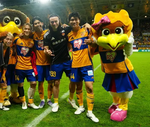 Vegalta Sendai de Japón se ha vuelto viral en redes sociales por jugar con un uniforme similar al de Tigres. @vega_official_