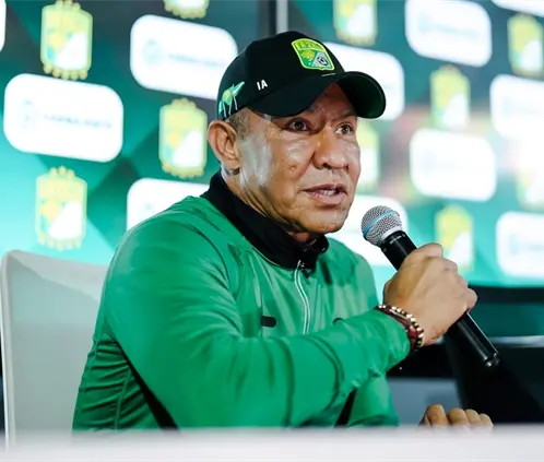 Nacho Ambriz causó revuelo en redes sociales por su apariencia al ser presentado en León. @clubleonfc