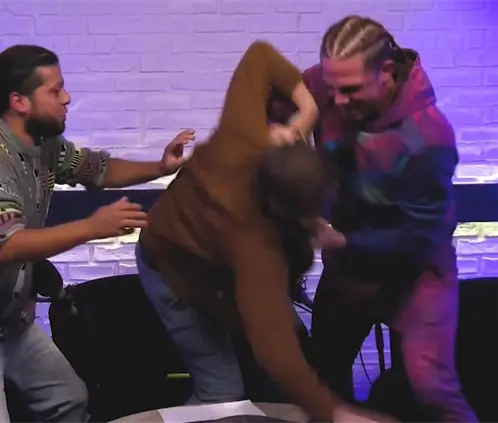 Matt Riddle, ex luchador de WWE, terminó agrediendo físicamente al periodista Branson Quirke en plena entrevista. @BransonTMZ Matt Riddle, ex luchador de WWE, terminó agrediendo físicamente al periodista Branson Quirke en plena entrevista. @BransonTMZ