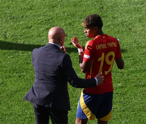 Escándalo en España: Lamine Yamal pide no ser convocado y el técnico responde (Photo by Alex Livesey/Getty Images) Escándalo en España: Lamine Yamal pide no ser convocado y el técnico responde (Photo by Alex Livesey/Getty Images)