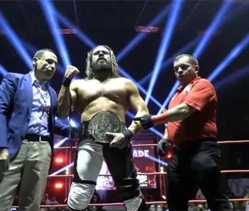 Andrade se convirtió en Campeón Peso Pesado de The Crash en Tijuana en su primera lucha tras ser despedido de WWE.