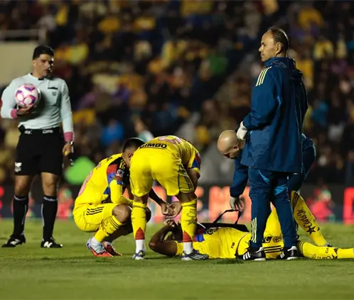 América sufre lesión de dos jugadores en menos de un minuto (Daniel Gámez)