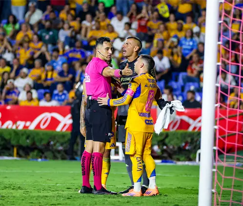 Nahuel Guzmán podría ser castigado por la Liga MX debido a sus quejas del arbitraje en el Tigres vs. Cruz Azul. Getty Images Nahuel Guzmán podría ser castigado por la Liga MX debido a sus quejas del arbitraje en el Tigres vs. Cruz Azul. Getty Images