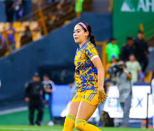 Greta Espinoza terminó con un moretón en la frente tras protagonizar un choque de cabezas en el arranque del Puebla vs. Tigres Femenil. Nora Guerrero