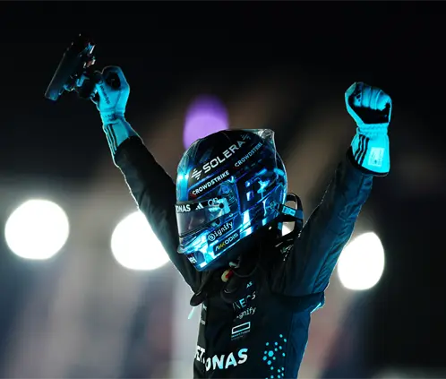 George Russell celebra su triunfo en el GP de Singapur de la F1. George Russell celebra su triunfo en el GP de Singapur de la F1.