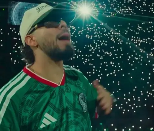 El reguetonero Feid filtró la camiseta de México para el Mundial de 2026 en su concierto en Ciudad de México. @AllFutbolMX