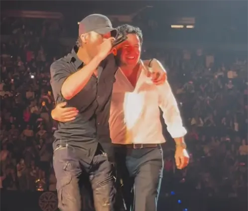 Checo Pérez se unió a Enrique Iglesias en su más reciente concierto en Jalisco. @PauV_F1