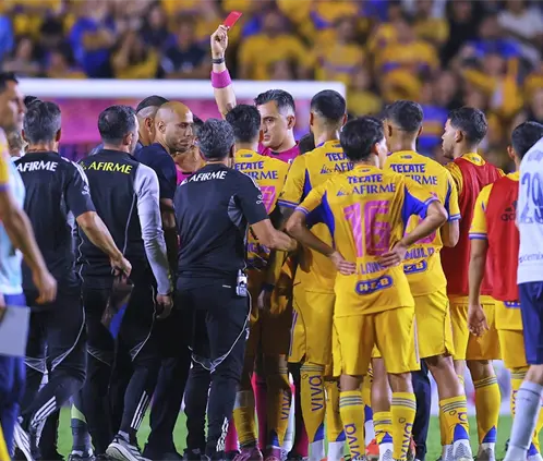Guido Pizarro salió expulsado en el Tigres vs. Cruz Azul (Ricardo Rodríguez/ POSTA Deportes) Guido Pizarro salió expulsado en el Tigres vs. Cruz Azul (Ricardo Rodríguez/ POSTA Deportes)