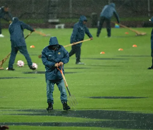 La lluvia no permite que los equipos salgan a calentar (Daniel Gámez / POSTA Deportes)