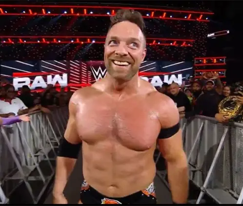 LA Knight le roba la victoria a CM Punk frente a The Usos (Captura de pantalla) LA Knight le roba la victoria a CM Punk frente a The Usos (Captura de pantalla)