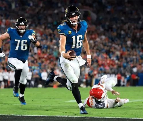Trevor Lawrence comienza a justificar su millonario contrato (Photo by Mike Carlson/Getty Images) Trevor Lawrence comienza a justificar su millonario contrato (Photo by Mike Carlson/Getty Images)