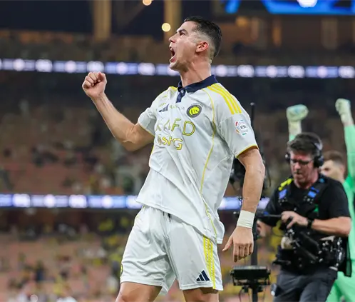 Cristiano Ronaldo hace historia: el primer futbolista billonario (Photo by Yasser Bakhsh/Getty Images) Cristiano Ronaldo hace historia: el primer futbolista billonario (Photo by Yasser Bakhsh/Getty Images)