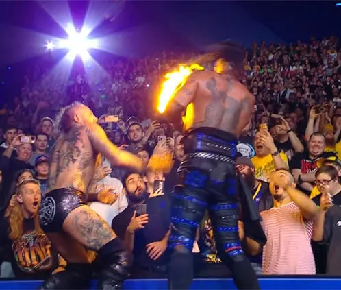 Aleister Black se llevó la victoria en SmackDown al quemarle la cara a Damian Priest. @WWE Aleister Black se llevó la victoria en SmackDown al quemarle la cara a Damian Priest. @WWE