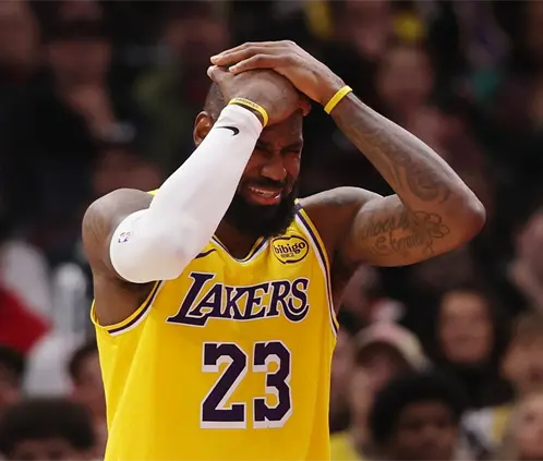 Las constantes lesiones de LeBron James ponen en duda su continuidad en su campaña 23 (Getty Images) Las constantes lesiones de LeBron James ponen en duda su continuidad en su campaña 23 (Getty Images)