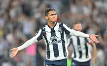 ¡Alarma en Rayados! Fidel Ambriz sale en muletas tras golpe